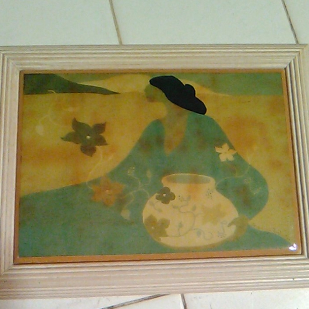Woman with vase print - Picture 7 of 8